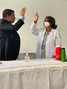 Lee más sobre el artículo Director del Servicio Regional VI de Salud El Valle, toma juramento a la nueva Directora del Hospital de Hondo Valle.