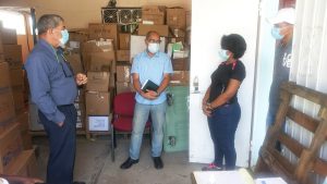 Lee más sobre el artículo Dr. Cesar Benzan visita almacén de medicamentos de la regional de Salud El Valle.