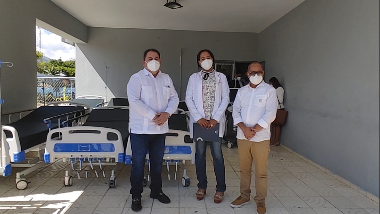 En este momento estás viendo Director SNS, hace recorrido por SJM, Vallejuelo, LMF, Elías Piña; entrega equipos médicos